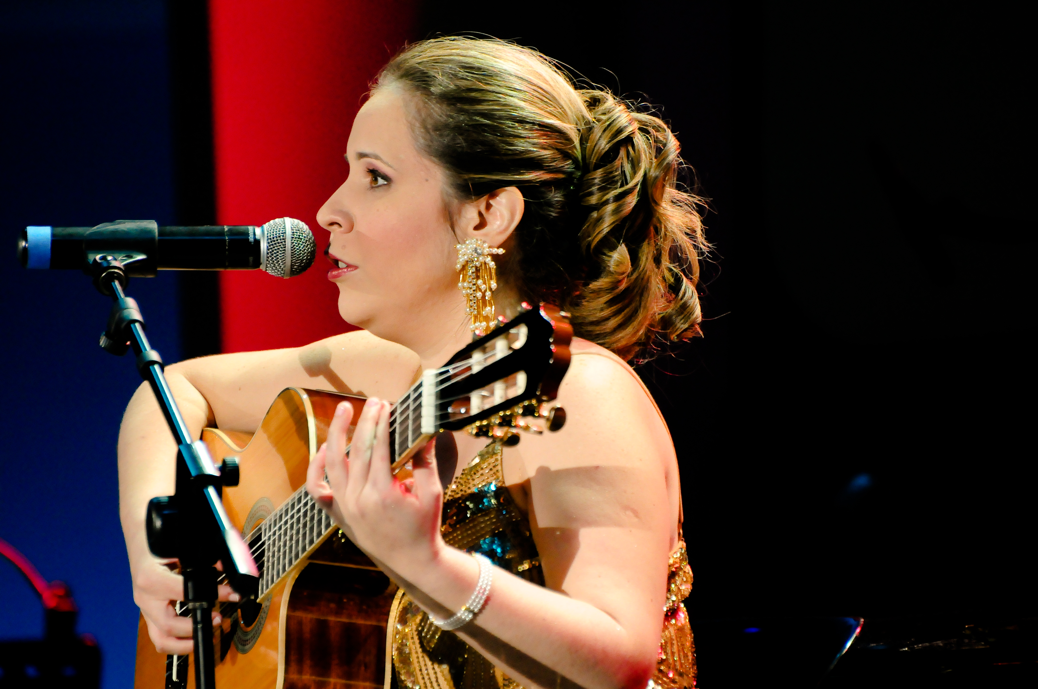 Patricia Vlieg singing with guitar during América Multicolor